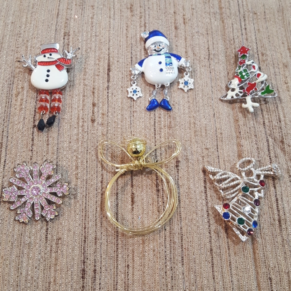 6 Christmas pins